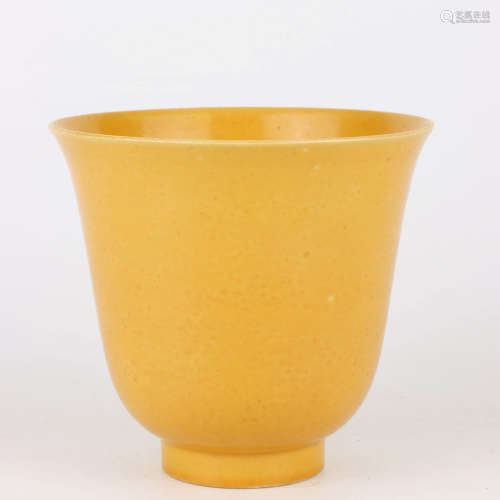A CHINESE YELLOW GLAZED PORCELAIN CUP