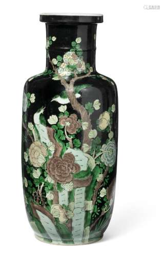 A Chinese famille verte porcelain rouleau vase on black ground. Qing 19th century. H. 43.5 cm.