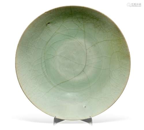A Ming porcelain dish with transparent glaze over apple green. 1368-1644. Diam. 38 cm.