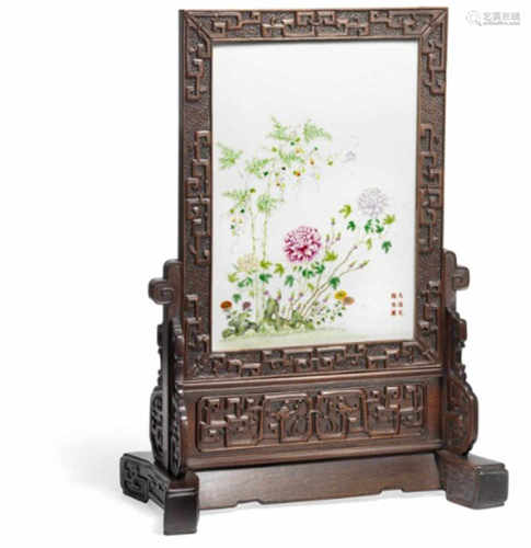 A Chinese table screen with enammeld porcelain plaque with six-character mark of Guangxu (1875-1908) and of the period. 35.5 x 24.5 cm.