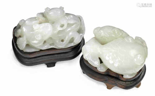 Two whitish jade carvings depicting two carps and two entwined puppies. Republic 1912-1949. L. 5 and 5.5 cm. (2)