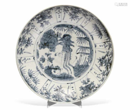 A Chinese Swatow dish Phoenix porcelain decorated in underglaze blue. Ming 17th century. Diam. 35 cm.