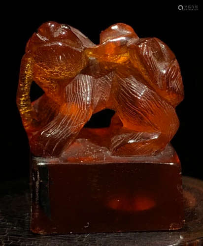 AN AMBER CARVED BEAST SHAPE SEAL