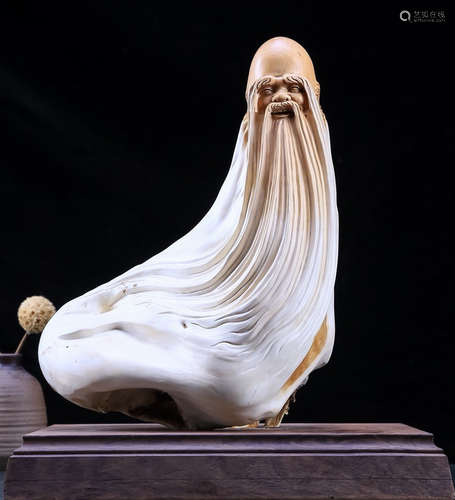 A YABAI WOOD CARVED ELDER SHAPED ORNAMENT