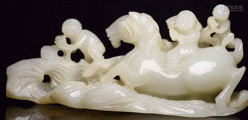 A HETIAN JADE CARVED ORNAMENT