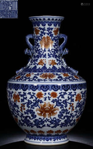 A BLUE&WHITE ALUM RED GLAZE LOTUS PATTERN VASE