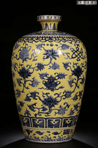 A YELLOW BLUE&WHITE GLAZE AUSPICIOUS PATTERN VASE