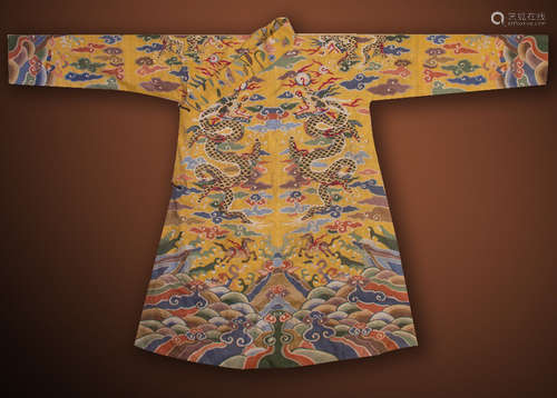 A KESI EMBROIDERY ROBE WITH AUSPICIOUS DRAGON PATTERN