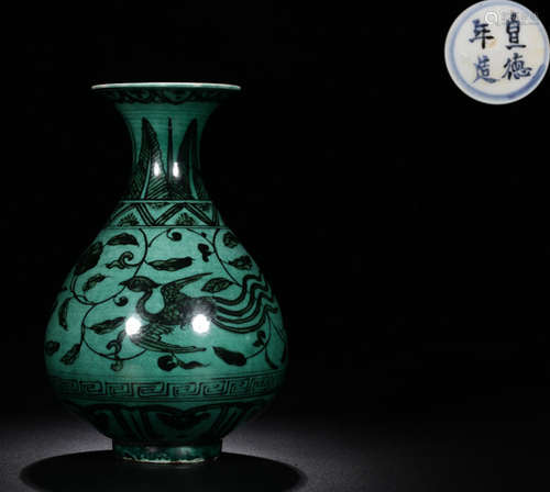 A GREEN&BLACK GLAZE FLOWER PATTERN VASE