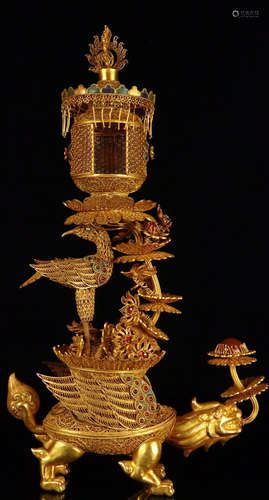 A GILT SILVER AUSPICIOUS BEAST ORNAMENT