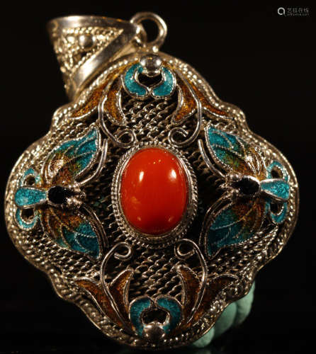 A SILVER PENDANT EMBEDED WITH AGATE