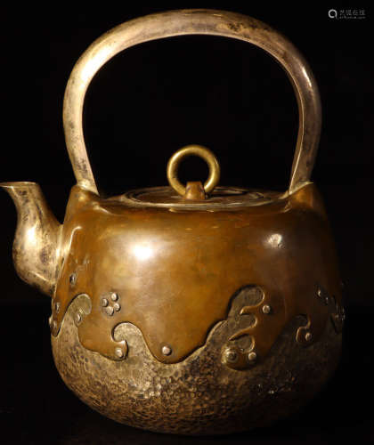 A SILVER POT EMBEDED WITH GILT BRONZE