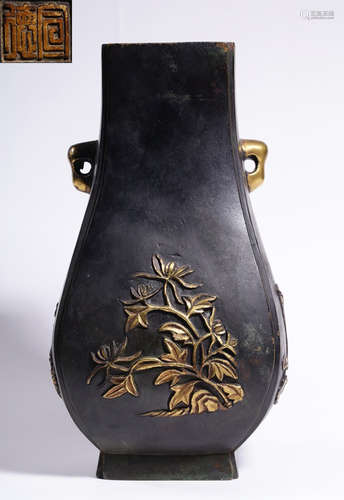 A GILT BRONZE CASTED FLORAL PATTERN SQUARE VASE