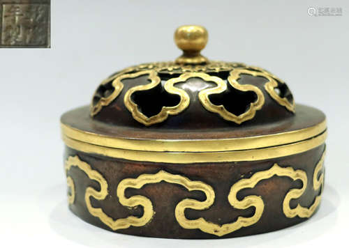 A GILT BRONZE CENSER CARVED WITH AUSPICIOUS PATTERN