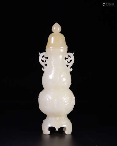 CHINESE CARVED HETIAN JADE GOURD VASE