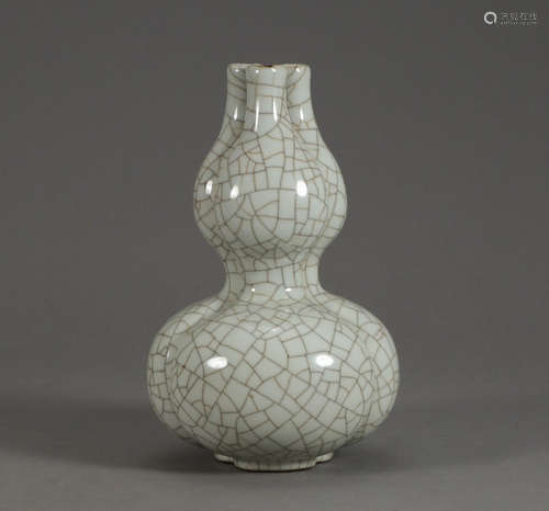 QIANLONG MARK, CHINESE GE-TYPE GOURD VASE