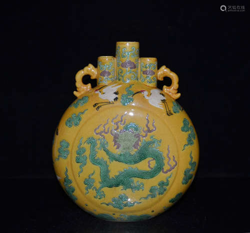 YONGZHERNG MARK, CHINESE TRI-COLORED DRAGON VASE