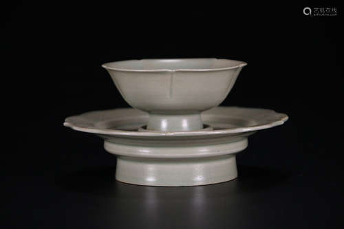 SET OF YUE KILN CELADON BOWL W/ STAND