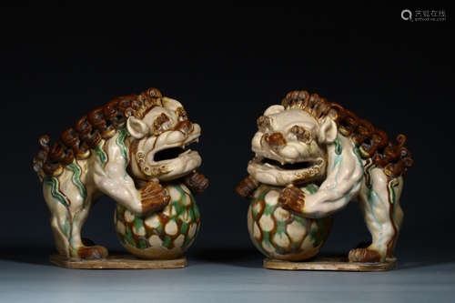 PAIR OF CHINESE TRI-COLORED ORNAMENT