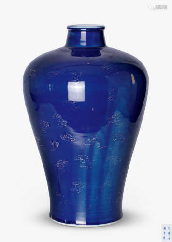 霁蓝釉描金卷云纹梅瓶