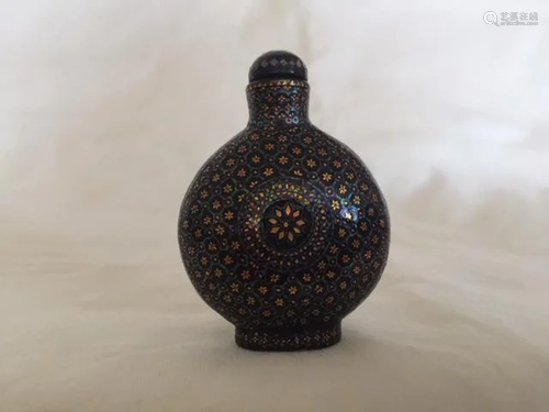 A Mother Pearl Snuff Bottle, Qing Dynasty