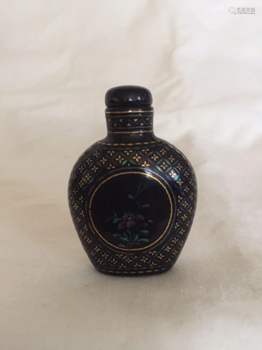 A Mother Pearl Snuff Bottle, Qing Dynasty