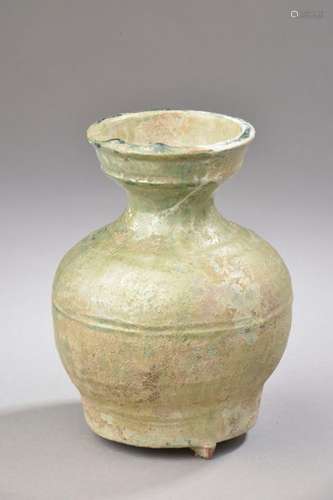 CHINA HAN Period (206 BC 220 AD). Small vase in gr…