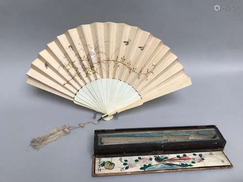 CHINA, Canton 19th century. Ivory fan, silk embroi…