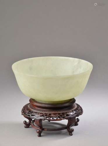 CHINA Around 1900. White and green serpentine bowl…