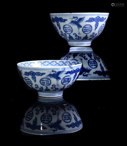 A pair of rare Chinese blue and white 'Crane and Trigram' bowls