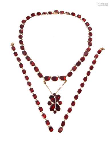 A Georgian gilt metal red paste necklace