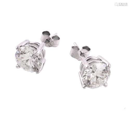 A pair of diamond single stone ear studs