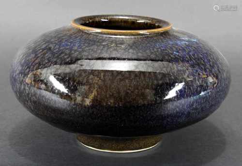 Hohlt, Görge (geb. München 1930), Studiokeramik Art Pottery - diskusförmige Vase aus grauem
