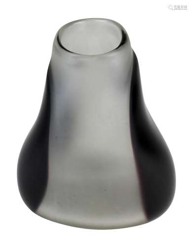 Murano Vase um 1970, gedrungener Klarglaskorpus, mit seitlich zwei großen schwarzen,