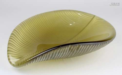 Giorgio Armani - Glasschale in Blattform, Murano, schwere, rauchfarbene Glasschale, im Boden in