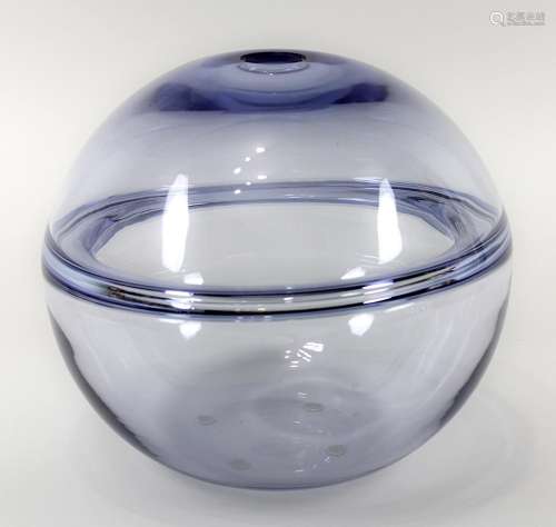 Paolo Crepax - Kugelvase, Murano 2015, kugelförmige Vase aus hellviolettem Kristallglas, mittig