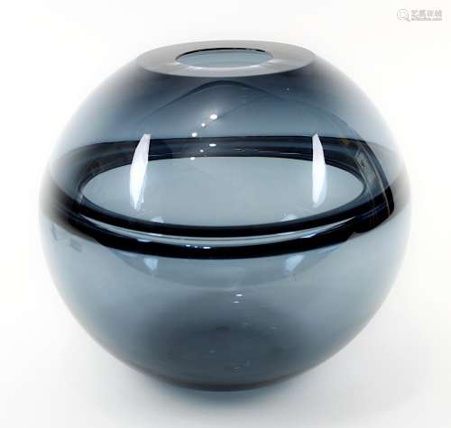 Paolo Crepax - Kugelvase, Murano 2015, kugelförmige Vase aus dunkelgrauem Rauchkristallglas,