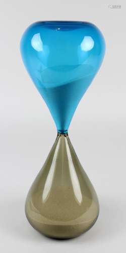 Murano Sanduhr, wohl Venini Clessidra, rauchglasfarbenes und hellblaues Glas, gefüllt mit hellem