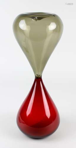 Murano Sanduhr, wohl Venini Clessidra, rauchglasfarbenes und rotes Glas, gefüllt mit hellem Sand,