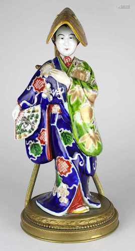 Japanerin in landestypischer Kleidung, Porzellanfigur 20. Jh., heller Scherben, farbig staffiert,