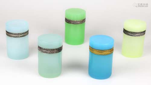 5 Opalinglasdosen, Frankreich um 1930, aus Lagerbestand, jew. zylinderförmiger Glaskörper in