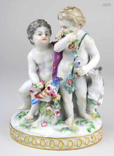 Puttenpaar mit Vogel u. Lamm, Porzellanfigurengruppe Meissen 2. H. 20. Jh., farbig u. gold