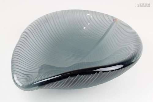 Giorgio Armani Glasschale in Blattform, Murano, schwere, rauchfarbene Glasschale, im Boden matt