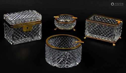 Vier französische Glasteile, um 1930, bestehend aus drei verschiedenen Aschern und einer Zuckerdose,