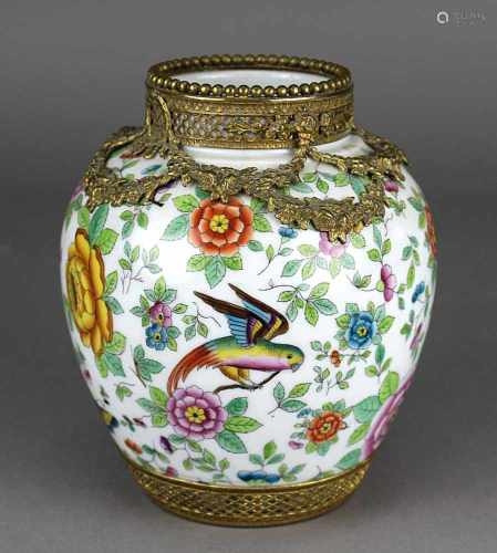 Kugelvase, Frankreich um 1900. Porzellan, weiß glasiert und mit Blumen und Insekten dekoriert. An