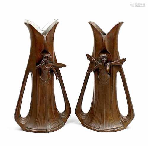 Paar Vasen, Jugendstil deutsch um 1900, Regule mit bronzefarbener Patina, Schauseite mit plastischer