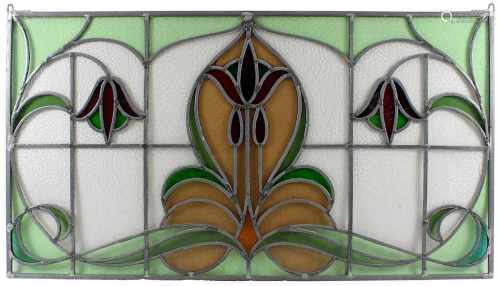 Jugendstil - Buntglasfenster, Anfang 20. Jh., mit floralem Dekor, aus verschiedenfarbigem, leicht