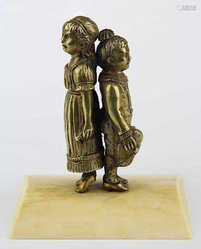 Miniatur-Bronzeskulptur Knabe und Mädchen, deutsch um 1890, auf Elfenbeinsockel, Kinder stehen