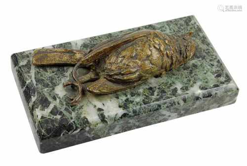 Bronzener Briefbeschwerer in Form eines toten Sperlings, Frankreich um 1900, Bronze, auf