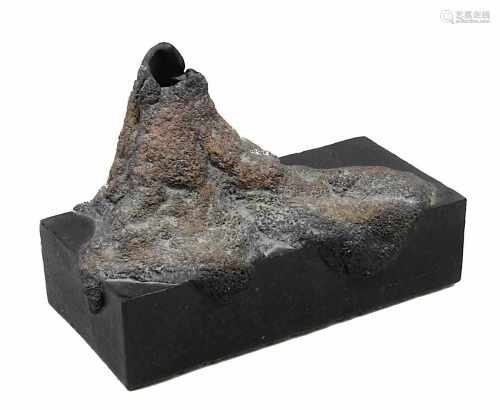 Haug, Hedwig, Keramikerin 2.H.20.Jh., amorphe, an einen Vulkan erinnernde Keramikskulptur, auf Boden